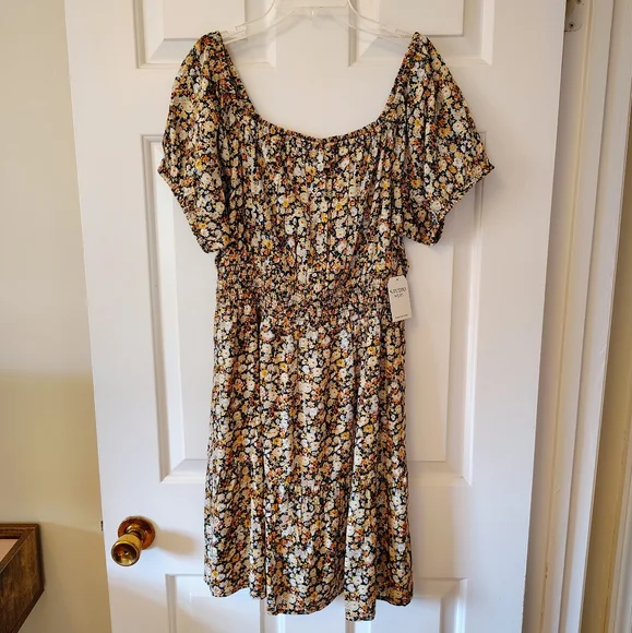 Adorable Floral sundress - Picture 2 of 8